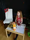 Vilja Maria sel smørbrød, brus og saft i kiosken sin heime i Austre Kringsjå .