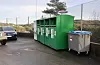 Plastdunk for innsamling av tekstilar ved ein avfallsstasjon. FOTO: BIR