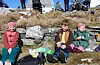 F.v Karolina Kinn Eidsvåg, Johannes Kinn Eidsvåg og Helene Kinn Eidsvåg i strålande solskinn.