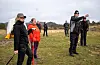 Dommar Gunnar Henning Bakka orienterer før start i klasse 2. Nærast til venstre deltakarane Lillian Rommetveit og Anne Grethe Rossehaug.