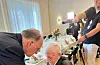 Frankrikes ambassadør til Noreg, Pierre-Mathieu Duhamel, gav medaljen som viser at Nils Severin Økland er slått til ridder av den franske Æreslgionen.FOTO: DEN FRANSKE AMBASSADEN