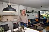 Lillian Olsen smiler framleis, eitt år inn i salgsprosessen. Det tar tatt mykje lenger tid enn dei såg føre seg å bli kvitt leilegheita på Rophus.