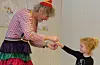 Nova Bua Helvig var framme og helste på Klovnen Knut (Berntsen).FOTO: PRVIAT