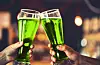 GRØNT OG GODT: På «Grøn torsdag» (Zelený čtvrtek), dagen før langfredag, lagar fleire tsjekkiske bryggeri grønt øl, men somme pubar tilsett like godt grøn konditorfarge i vanleg øl.