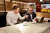 Jens Røyland (t.v.) og Ronny Sigbjørnsen går gjennom dagens e-postar. Nå jaktar dei vaksne medarbeidarar til nattarbeid og 24/7-restaurant. Foto: Alf-Einar Kvalavåg, Tysvær Bygdeblad