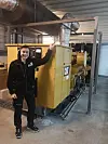 Utdanningsløpet til Jostein Grinde Flatnes gjekk ikkje heilt som ønska, men han er glad for at han fekk moglegheit til fast jobb der han har vore sommarvikar. – Eg ville først bli automatikar, og har gått Vg3 automasjon i tillegg, men eg fekk ikkje læreplass i dei dårlege tidene, forklarar Flatnes.