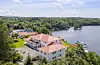 Villa ved sjøen: På Mølstre ligg denne eienebustaden til sals for 11,5 millionar, truleg den dyraste privateigedomen Meglerhuset Rele nokon gong har hatt i Sveio.