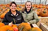 Anne Eline og Ragnhild Nærstad er fjerde og femte generasjon grønsaksbønder. No gjer dei seg klare til å sende ut 600 tonn med graskar. Foto: Heidi Molstad Andresen / NPK