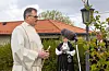 Sokneprest Arild Steinsland heldt minigudsteneste ved minnestøtta.