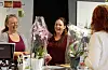 Åse Marie Løkling (t.v.) og Berit Hidle pakkar inn orkidear for ein kunde. – Mamma har hjelpt meg mykje, og er mi høgre hand, seier Løkling. Det har blitt lange dagar og kveldar, men 36-åringen har støtte frå mannen og resten av familien.
