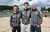 Markus Svartveit og Ole Johan Sveen er trenarar for GU17-laget i innandørsvolleyball. Dei er imponert over kva Sebastian har fått til på så kort tid.
