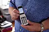 Først og fremst er det seniorar og handverkarar som er dei mest trufaste kjøpegruppene for «dum-telefonar». Men Elkjøp seier stadig fleire yngre kundar har vist interesse.