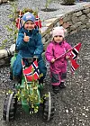 Marius og Henriette Leknes klare for å sjå på traktorkortesjen på Hokla.