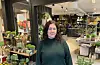 Det var frå bordet til venstre for butikkansvareleg Linda Johannesson i Sveio Blomster og Gaver at tjuvane forsynte seg. Foto: Ellen Marie Hagevik