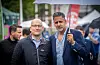 Nestleiar i Venstre Abid Raja (t.h.) stiller seg på lærarane si side. Han meiner yrket er Noregs viktigaste. Her står han saman med leiar i Utdanningsforbundet, Steffen Handal på gata i Arendal. Foto: Ole Berg-Rusten / NTB / NPK