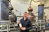 Ein stolt Reidar Horneland med whiskyen «Tora» som er kåra til den beste i sin klasse i Noreg. No ventar verdsfinalen. Foto: Ellen Marie Hagevik