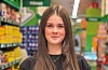 Vilde Lønning jobbar på Kiwi Sveio. Foto: Mandy Gaya Ple-Said