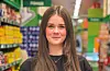 Vilde Lønning jobbar på Kiwi Sveio. Foto: Mandy Gaya Ple-Said