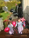 Raylee og Rubie feirar 17. mai i Brakedal på Bømlo.