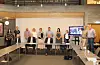 F.v. Ingunn Toft, Sveio, Arve Rohde, Karmøy, Rune Wilhelmsen, Telenor, Tord Askvig, Etne/Vindafjord, Lars Bakken, Telenor, Gunhild Hjort, Utviklingssenter for sykehjem og hjemmetjenester, Camilla Waagen, Tysvær, Sigurd Eikje, Tysvær (rådmann og leiar for styringsgruppa), Sigurd Gjerdevik, Vindafjord, Annbjørg Lunde, Tysvær, Yngve Bergesen, Vindafjord. På skjermen (Teams): Leif Birkeland, Haugesund, Grethe Angelvik, Suldal, Grethe Heimvik, Bokn og Hilde Høyland, Etne. I møte: Sturle J Monstad, Haugaland Vekst og Trygve Gunnarshaug, innkjøpssamarbeidet/Haugesund.