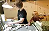 HØNEMOR: Ida og dottera Marte sorterer ut egga med øydelagde skal, og vaskar dei som er aller mest skitne. – Somme produsentar har vaskemaskin og vaskar alle egga, men det gjer ikkje vi. Vaskeprosessen fjernar feittlaget på utsida av egget. Då får også egga litt kortare haldbarheit, forklarar ho.