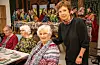 Margareth Tislevoll saman med mora, Agnes Christensen. I bakgrunnen f.v. Tordis Bjørknes Jacobsen og Borhild Strømø.