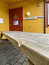Eit stort hakk har vorte skore ut av bordet.