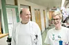 Klinikkoverlege Helge Espelid og sjukepleiar Maria-Linn Johansen Kalvatn er glade for å kunne ta opp att meir normal aktivitet i veka som kjem. Foto: