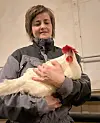 GÅR PÅ EGGESKAL: Sidan Ida Bamsrud starta som eggbonde har prisen dei får for egga gått opp med seks kroner kiloen. Utsalsprisen i butikkane har auka mykje meir. – Det er nokon som sit att med gevinsten, men det er ikkje bøndene. Me er difor veldig, veldig spente på jordbruksoppgjeret i år, seier ho.