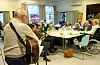 Jan T. Enerstvedt får dei frammøtte med seg når han slår an tonen og 'No livnar det i lundar' rungar i rommet.