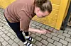 Då Grønlien viser hærverket finn ho fleire trebitar frå bordet som vart skore i.