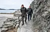 Dette er muren som hindrar nleggsmaskinane som Thomas Helgesen (t.v.) i RexGarden AS treng for å drive vedlikehald i den populære naturparken. Tor Inge Flåten i Førde Bygdelag håpar det er mogeleg å kome fram til ei minneleg løysing på sak.FOTO: TORSTEIN TYSVÆR NYMOEN