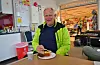 Ivar Blytt er ferdig handla. Då er det alltid godt med ein kaffi og ein prat etterpå. Den sosiale biten fell vekk i bygda no.