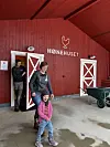 KLARE SOM EGG: Dottera Marte og sonen Even likar godt å hjelpe foreldra i hønehuset.
