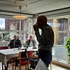 Kjell Sandaker på munnspel. Til høgre to begeistra tilhøyrarar, Nils Waage t.v. og Johannes Lønning.