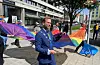 Bak flagget til venstre ser ein Sveio-ordførar André Mundal Haukås (H), og heilt fremst i biletet er ein annan sveibu, Haugesund-ordførar Nils Konrad Bua (H).