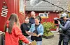 Alf Gunnar Helgesen, Wenche Kristin Hinderlid Helgesen og dottera Ingrid Helgesen vart svært glade då dei mottok den store premien. FOTO: GUNNHILD LØNNING