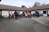 Gjermundshaugen barnehage sitt 17. mai tog, fem dagar før sjølve dagen, blei teke vel imot av bebuarane på Sveio omsorgssenter.