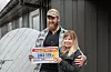 Erlend Opedal og Monica Nesse Opedal med 202.119 kroner i hendene. No har dei store planar om ei etterlengta oppgradering av interiøret i heimen. FOTO: GUNNHILD LØNNING