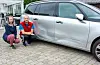 - Det er utruleg dårleg gjort å stikka av på denne måten, seier ekteparet Marita Sælevik Kvalheim og Jens-Tore Kvalheim. Bilen deira vart påkøyrd på parkeringsplassen ved Kiwi.