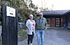 Reidun og Jon Gustav Eilelrås på veg inn i stemmelokalet i Førde måndags føremiddag.