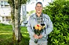 Helge Matre er «over alt» når det kjem til friviljug arbeid. Denne veka får han Vestavind sin sommarblom.FOTO: GUNNHILD LØNNING