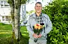 Helge Matre er «over alt» når det kjem til friviljug arbeid. Denne veka får han Vestavind sin sommarblom.FOTO: GUNNHILD LØNNING