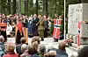 I Falstadskogen ved Falstadsenteret er eit krigsminnesmerke. Her ser vi dronning Sonja leggje ned krans på minnesmerket under frigjeringsjubileet i 1995. Arkivfoto: Gorm Kallestad NTB / NPK