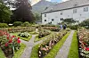 Baroniet i Rosendal ligg midt mellom fjella Melderskin og Malmangernuten og mellom Hattebergfossen og Hardangerfjorden. Foto: Heidi Molstad Andresen / NPK