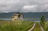 Mange utlendingar forstår ikkje kvifor det står tomme hus her i landet i vakre omgjevnader.Foto frå boka: Britt Marie Bye.