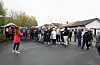 98 familiar samla seg i krysset ved Paddevegen og Fjellstad for å taka imot til saman 250.000 kroner. FOTO: GUNNHILD LØNNING