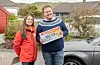 Jorun Stiansen gratulerte André Mundal Haukås så mykje med gevinsten. FOTO: GUNNHILD LØNNING