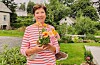 Hjørdis Kallevik får vekas bukett frå Vestavind. FOTO: GUNNHILD LØNNING