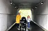 Evelyn Reiersen med yngste og eldste dotter, Josefine (10 mnd.) og Pernille (7) ser fram til at undergangen dei bruker kvar dag blir friskare.